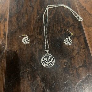 Floral Cutout Pendant Necklace and Earrings Set